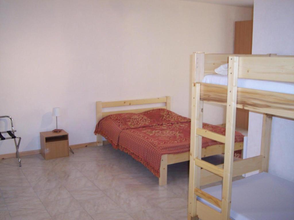 Cama individual en habitación compartida mixta